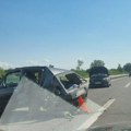 Stravična saobraćajna NESREĆA na Obrenovačkom putu: Golf potpuno uništen, stvaraju se velike gužve