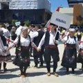 Vrućina ne broji godine: Međunarodni festival folklora trećeg doba na uzavrelom gradskom trgu