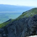 Konačno obuzdana vatrena stihija na planini Troglav! Gašenju požara pomogla i kiša koja od noćas pada