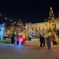 POGLEDAJTE kako je ukrašen Trg Radomira Putnika (FOTO)