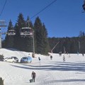 Bahati vozači na Kopaoniku: Parkiranje praktično na samoj ski stazi