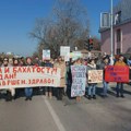 Lekari i prosvetari podržali studente na skupu ispred KCV: Učenici Muzičke škole i doktori zajedno otpevali „Bože…