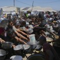 Ostavljeni su da iskrvare na zemlji dok su čekali u redu za humanitarnu pomoć; Lekari donirali krv
