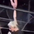Jezivo! Incident na nastupu poznate pevačice, evo ko ju je spasao sigurne smrti! (video)