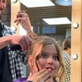 Kada je frizer počeo da šiša dete sa pletenicom, svi su nemo gledali: Usledilo je šokantno saznanje