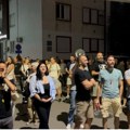 Policija i večeras ispred prostorija SNS-a, građani ih pitali „Koga štitie“
