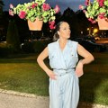 U ruci drži: 4.000 evra Isplivala fotka sa privatnog veselja: Tijana Em ne zna šta će sa parama, kolege joj pritrčale u pomoć…