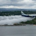 Posmatrači u čudu: Boing 737 leteo nisko nad gradom, “ispuštao gorivo” u jezero