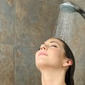 Topla ili hladna: Kako temperatura vode tokom tuširanja utiče na pojavu bora