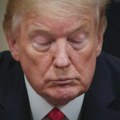 VIDEO Pospani Donald: Izgleda da je Tramp zaspao usred sastanka
