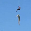 Šokantna akcija policije: Helikopterom uleteli među krokodile da izvuku ljudske ostatke (video)