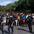 Migranti se sukobili sa policijom i probili ogradu u kampu