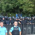 Albanci i tokom noći gađali kamenicama i pirotehnikom sedište Euleksa, zapalio se deo krova