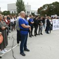 Protest ispred škole u kojoj su izbodeni učenik i spremačica traže odgovornost i veću bezbednost