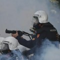 Žestoki sukobi demonstranata i policije u Tirani, među povređenima i direktor policije
