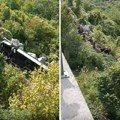 Prvi snimci sa mesta nesreće u Crnoj Gori: Autobus sleteo u provaliju, izvlače putnike, poginulo 2