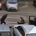 VIDEO Haos u Novom Sadu: Tuča nasred ulice, mladić odgurnuo devojku, momak uskočio i počeo da ga bije