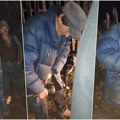 SNS aktivisti pretukli Dragana lopatama jer podržava opoziciju: „Tukli su me po nogama i leđima, imam podlive“ VIDEO