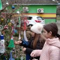 Jelku okitili ukrasima koje su sami pravili: Radost dece u Belom Blatu, svi zajedno proslavljaju božićne praznike (foto)
