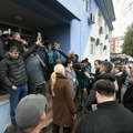 Ponovo tenzije ispred Centra za socijalni rad u Novom Sadu, građani hoće da uđu u zgradu: Haos na protestu podrške Ani…