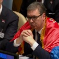 "Niko na svetu mi neće uzeti moju zastavu" Predsednik Aleksandar Vučić ogrnut zastavom Srbije tokom glasanja