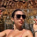 (Foto) prorez na grudima i ravan stomak: Jovana Jeremić pozirala u minijaturnom bikiniju - Svi gledaju u istrenirano telo…