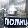 Novosadski studenti ispred RTV-a u znak podrške zaposlenima na javnom servisu; policija s opremom za razbijanje demonstracija…