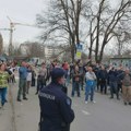 Roditelji, članovi i simpatizeri SNS-a organizovali skup ispred Osnovne škole Miloš Crnjanski u Novom Sadu za povratak dece…