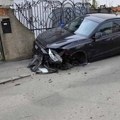 (Video) Razlupao čak 11 parkiranih automobila! Delovi vozila i srča svuda po ulici, "leteli" i kontejneri, vozač priveden