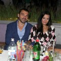 Bivši muž joj se spustio i grize je za zadnjicu, a ona mu tepa: Elena Karan objavila vrelu fotku s Karićem iz kuhinje…