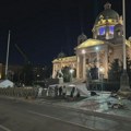 Poslednje pripreme za "književno veče" u Ćacilendu: Postavljena bina, ozvučenje, plastične klupe