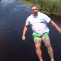 (Video) Kristijan skočio sa mosta na glavu: Golubović nas odveo na reku na kojoj će da napravi plažu, pa iznenadio postupkom…