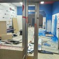 FOTO i VIDEO: Demolirane tri prostorije SNS-a u NS, policija reagovala u Kosovskoj ulici, ali se protest nastavio i posle…