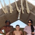 Veljko pokazao mišiće, a krst mu oko vrata: Porodična fotografija Seke Aleksić sa plaže zapalila mreže: Sinovi Jakov i Jovan…