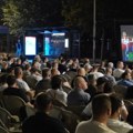 Ministri i funkcioneri SNS-a ispred Skupštine - gledaju fudbalsku utakmicu na video-bimu