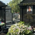 Ovo smo zatekli jutros na grobu Saše Popovića Suzana Jovanović na pomen suprugu donela jednu stvar, suze same teku