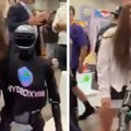 Lepotica imala hit susret sa robotom: Prišla mu u miniću, usledilo nešto što je nasmejalo svet!