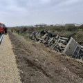 Prevrnuo se autobus kod Sremske Mitrovice, poginule dve osobe, oko 80 je povređeno