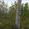 U selu Dobrotin kod Lipljana u blizini škole i obdaništa ispisani grafiti "UČK" (foto)