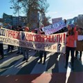 Prosvetari se okupljaju kod Banovine pred 16-minutnu tišinu, posle 13 sati stižu srednjoškolci