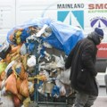 Pretili mu, zabranjivali, nudili smeštaj i topli obrok, ali ovaj čovek sa vrećama punim smeća neće da se skloni iz centra…