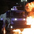 Molotovljevi kokteli i suzavac na protestu opozicije u Tirani: Tenzije ispred Vlade i Parlamenta