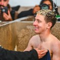 Tadej Pogačar poražen u jednoj od najvećih drama godine, pustio fotografe da ga slikaju golog