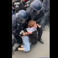 Brutalno: Pogledajte kako se policija u Nemačkoj obračunava sa ženama koje mirno protestuju