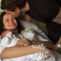 Prva slika bivše snajke Novaka Đokovića iz porodilišta: Ona drži bebu u rukama, a muž je ljubi u čelo.