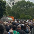 Supruga proslavljenog košarkaša na kiši strpljivo čekala da se pokloni svetinji "Molitva majke za svoje dete"