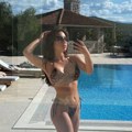 Radila je kao automehaničar, a kad se skine opasno grmi! Pevačica u minijaturnom bikiniju zapalila mreže: Pokazala telo od…