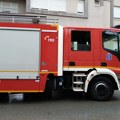 U požaru u magacinu kurirske službe u Industrijskoj zoni povređene dve mlade osobe (FOTO i VIDEO)