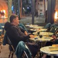 Par uživa u kafi dok gori u Parizu: Neverovatan snimak iz Francuske usred nasilnih protesta (video)