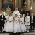 U zrenjaninskoj katedrali mladi primili svoju prvu Svetu pričest/Elsőáldozás volt Nagybecskereken